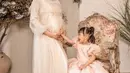 1. Seperti inilah hasil bidikan fotografer Rio Motret untuk pemotretan maternity Kartika Putri bersama putrinya. (Instagram/riomotret).