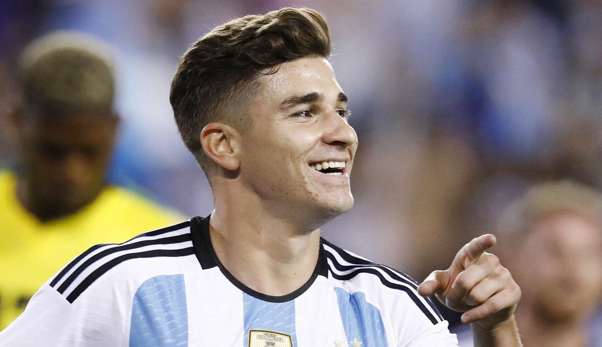 Julian Alvarez sukses menepis keraguan saat pertama kali menginjakkan kaki di Liga Inggris. Meski bertatus pemain baru namun striker muda ini punya mental baja dan mampu tampil ciamik di Manchester City. Di gelaran Piala Dunia nanti Alvarez diprediksi bisa membuat kejutan bersama Timnas Argentina di Piala Dunia 2022. (AFP/Andres Kudacki)