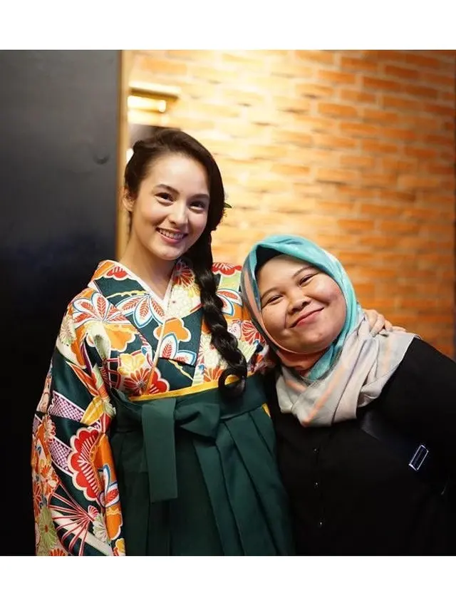 6 Potret Kedekatan Chelsea Islan dan Asistennya, Bak Ibu dan Anak