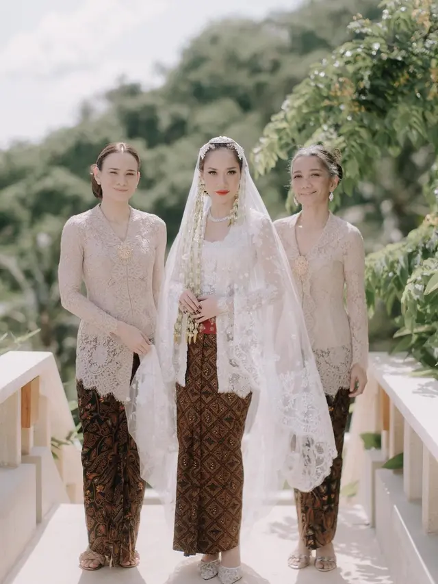 6 Potret BCL Bareng Bridesmaid dan Bridesman, Aishah Sinclair