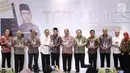 Gubernur NTB, TGB Muhammad Zainul Majdi memberikan buku TGBNomics kepada sejumlah Menteri Kabinet Kerja pada acara penggalangan dana untuk Lombok-Sumbawa  di Jakarta, Jumat (14/9). (Liputan6.com/Herman Zakharia)