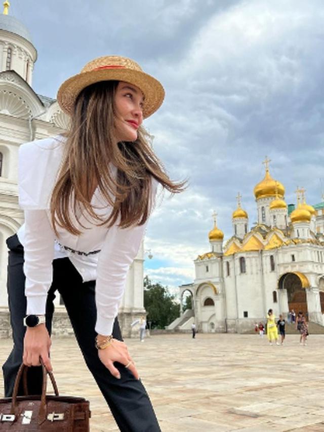 7 Potret Luna Maya yang Kini Liburan di Moscow Ini Tampil Curi Perhatian