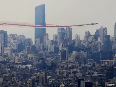 Sejumlah pesawat mengudara di atas langit Beirut, mengeluarkan asap dengan warna-warna bendera nasional Lebanon, dalam perayaan seratus tahun berdirinya Lebanon Raya, di Beirut, Lebanon (1/9/2020). (Xinhua/Bilal Jawich)