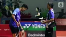 Pebulu tangkis tunggal putra Indonesia Christian Adinata (kiri) beristirahat saat melawan pebulu tangkis tunggal putra Belanda Mark Caljouw pada babak kualifikasi turnamen Daihatsu Indonesia Masters 2023 di Istora Gelora Bung Karno, Jakarta, Selasa (24/1/2023). Christian Adinata menang atas Mark Caljouw dengan skor 20-22, 21-14, dan 21-17. (Liputan6.com/Herman Zakharia)