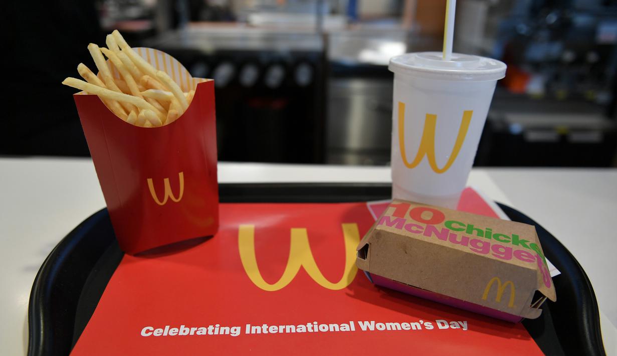 Makanan dan minuman dari restoran cepat saji McDonald's dengan logo terbalik yang disajikan di Lynwood, California (8/3). (Neilson Barnard / Getty Images / AFP)