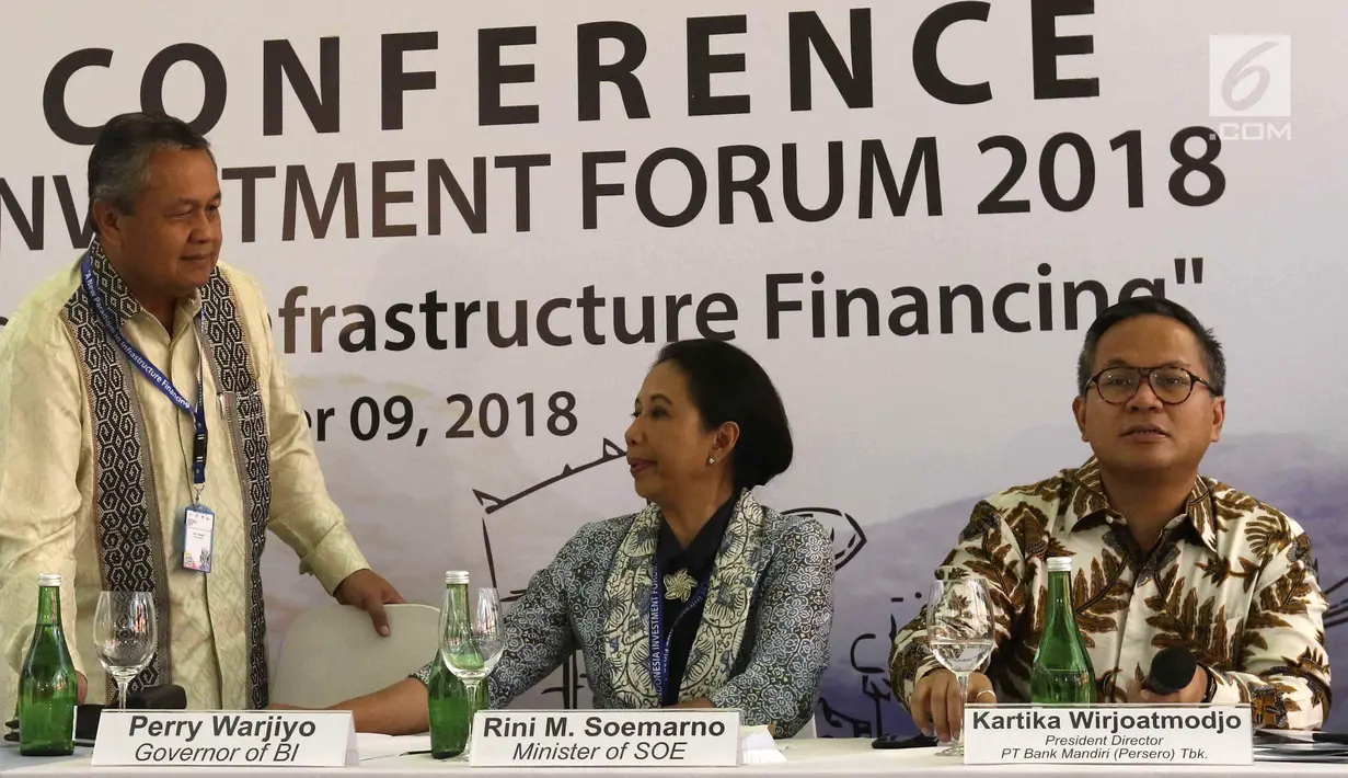 (Kiri ke kanan) Gubernur BI Perry Warjiyo bersama Menteri BUMN Rini Soemarno dan Dirut Bank Mandiri Kartika Wirjoatmodjo saat konferensi pers pembukaan Indonesia Investment Forum 2018 di Bali, Selasa (9/10). (Liputan6.com/Angga Yuniar)