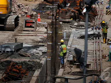 Pekerja saat menyelesaikan pembangunan proyek Mass Rapid Transit (MRT), Jakarta, Sabtu (10/1/2015). (Jakarta.Liputan6/JohanTallo)