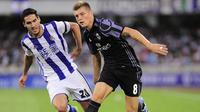 Gelandang Real Madrid, Toni Kroos (kanan) mendapat kawalan ketat dari bek Real Sociedad, Jose Zaldua (kiri), pada laga pembuka La Liga 2016-2017, di Stadion Anoeta, San Sebastian, Senin (22/8/2016) dini hari WIB. Kroos mencatat penampilan ke-100 bersama E