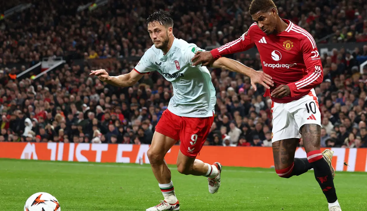 Hingga akhir babak pertama, Manchester United unggul 1-0 atas FC Twente. (Darren Staples/AFP)