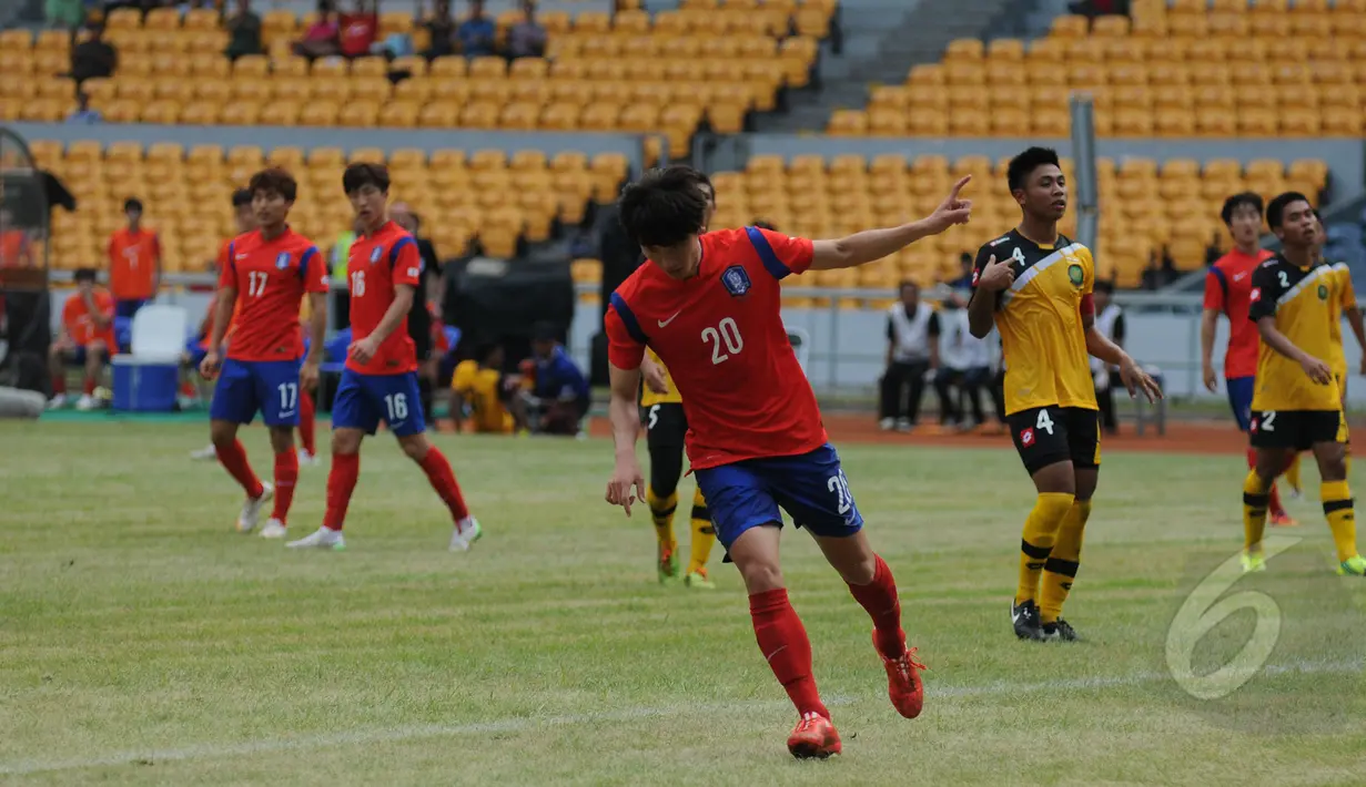 Pemain timnas Korea Selatan U-23, Jang Hyunsoo (20) berlari usai mencetak gol ke gawang Brunei Darussalam di kualifikasi grup H Piala Asia 2016 di Stadion GBK, Jakarta, Jumat (27/3/2015). Korsel unggul 5-0 atas Brunei. (Liputan6.com/Helmi Fithriansyah)
