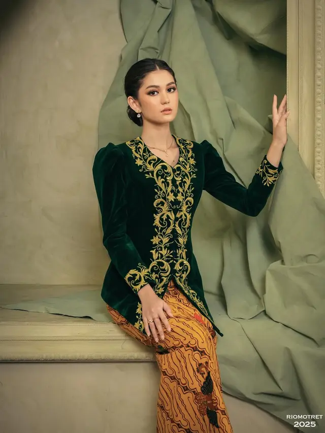 Bak Anak Kembar, Zoe & Laura Abbas Tampil Anggun dalam Kebaya Velvet Hijau di Pemotretan Terbaru