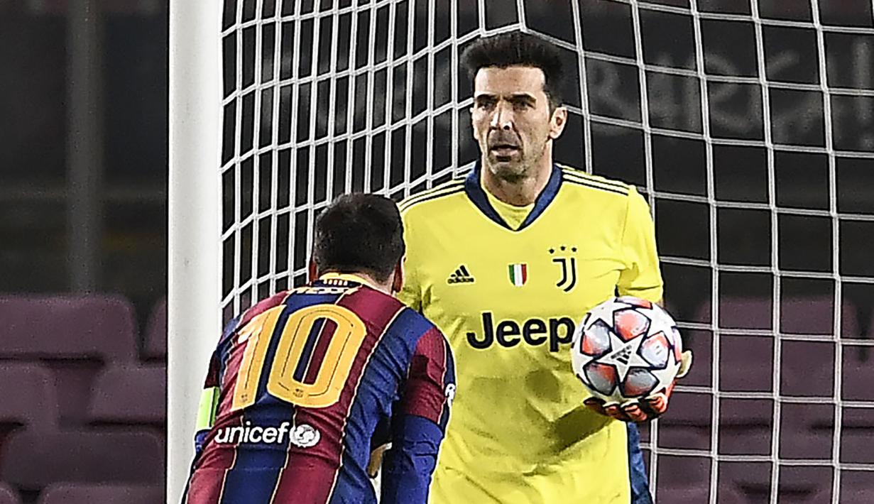 Striker Barcelona, Lionel Messi, berdiri dihadapan kiper Juventus, Gianluigi Buffon, pada laga Liga Champions di Stadion Camp Nou, Rabu (9/12/2020). Aksi La Pulga tersebut karena merasa frusatsi gagal membobol gawang Buffon. (AFP/Josep Lago)