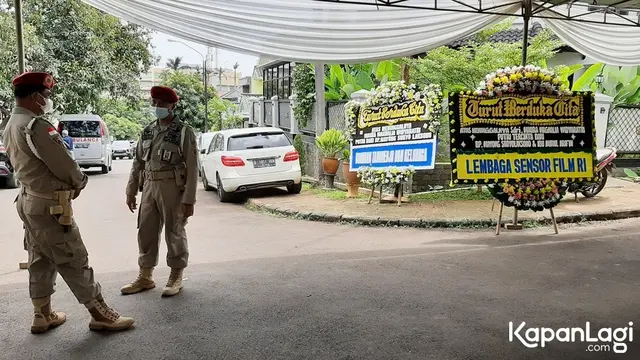 7 Potret Suasana Duka di Rumah Nurul Arifin, Diwarnai Isak Tangis Keluarga