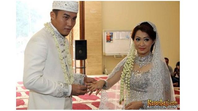 Sempat Nikah Siri, Ini 6 Potret Lawas Pernikahan Okie Agustina dan Gunawan Dwi Cahyo