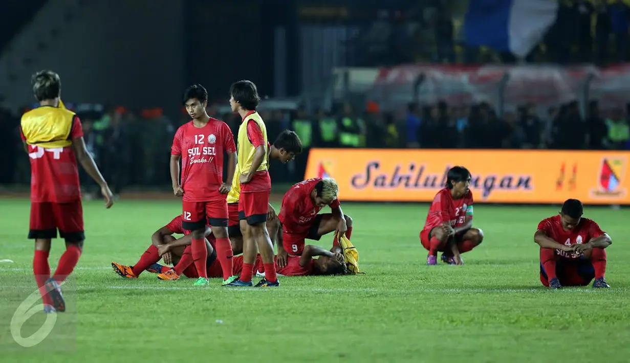 Pesepakbola Sulawesi Selatan terlihat lesu usai dikalahkan Jawa Barat di laga final PON XIX 2016 di Stadion Si Jalak Harupat, Kab Bandung, Rabu (28/9). Sulsel kalah adu penalti 5-4. (Liputan6.com/Helmi Fithriansyah)