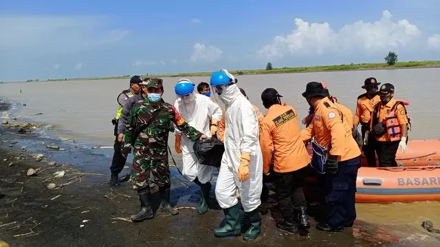 Evakuasi dua korban tenggelam di Pantai Selatan Kebumen, Jawa Tengah. (Foto: Liputan6.com/Basarnas)