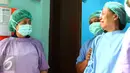 Menkes Nila F Moeloek (kiri) berbincang dengan seorang pasien yang baru selesai menjalani operasi katarak di RS Bhayangkara Brimob, Depok, Jawa Barat, Sabtu (9/1/2016). (Liputan6.com/Yoppy Renato)