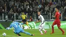 Proses terjadinya gol oleh pemain Juventus, Simone Zaza ke gawang Sevilla pada laga Liga Champions di Stadion Juventus, Italia, Kamis (1/10/2015). (AFP Photo/Olivier Morin)