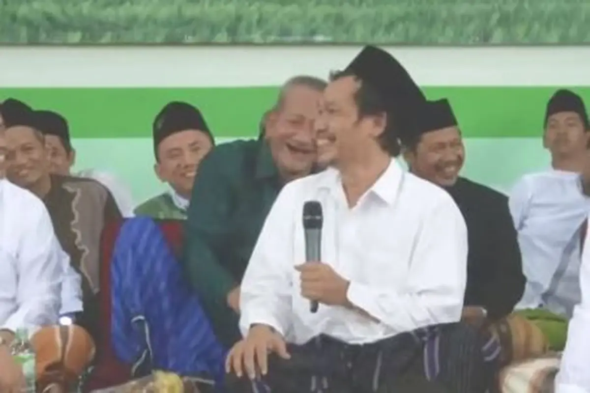 Gus Baha dikaplok Kiai Agus Ali Mashuri, saking lucunya. (Foto Istimewa: SS YT)