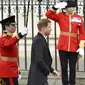 Ini menandai pertama kalinya Harry bertemu dengan ayahnya Raja Charles III, saudara laki-lakinya Pangeran William, dan anggota keluarga kerajaan lainnya sejak ia merilis buku memoar kontroversialnya 'Spare' pada bulan Januari 2023. (Toby Melville, Pool via AP)