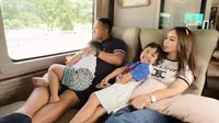 Bukan kali pertama Momo Geisha menikmati momen liburan dengan naik bus bersama keluarga. Sebelumnya, Momo sempat mengunjungi Candi Borobudur dengan naik bus mewah yang dapat dengan leluasa beraktivitas di dalam bus. Bahkan bus ini sempat dikira kereta oleh banyak netizen. (Liputan6.com/IG/@therealmomogeisha)