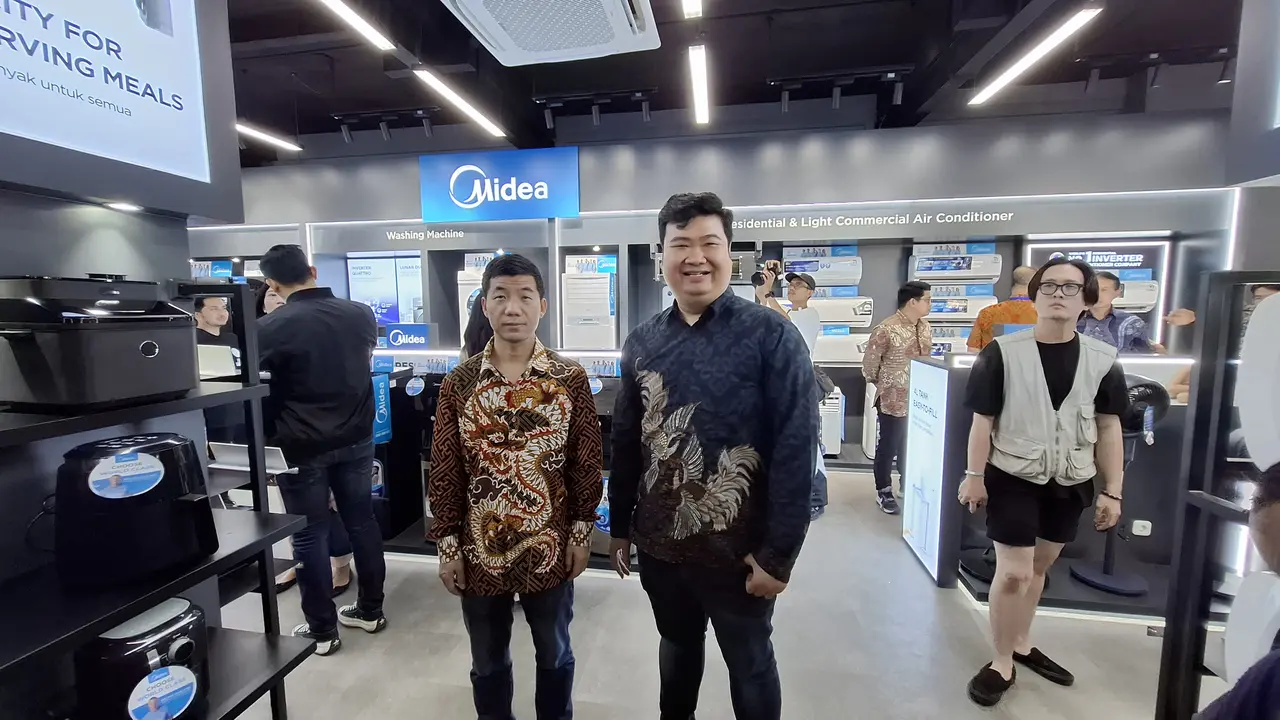 Gerai shop in shop Midea Electronics Indonesia pertama di Lampung resmi dibuka. Foto : (Liputan6.com/Ardi).