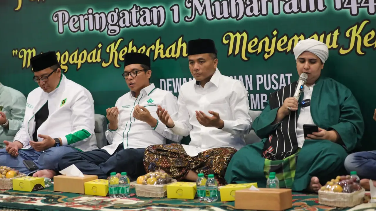 Dewan Pimpinan Pusat (DPP) Partai Persatuan Pembangunan (PPP) memperingati Tahun Baru Hijriah 1 Muharam 1445 Hijriah dengan pembacaan doa akhir dan awal tahun, di Kantor DPP PPP.