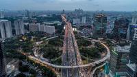 Orang-orang yang lewat Simpang Susun Semanggi kemarin (29/7) tak lupa mengunggah ke media sosial. (Sumber foto: Liputan6.com/Faizal Fanani)