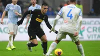 Striker Inter Milan, Lautaro Martinez, mengontrol bola saat melawan SPAL pada laga Serie A Italia di Stadion San Siro, Millan, Minggu (1/12). Inter menang 2-1 atas SPAL. (AFP/Miguel Medina)