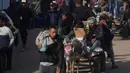 Kepala Badan Pengungsi Palestina Perserikatan Bangsa Bangsa (PBB), Philippe Lazzarini menyoroti minimnya jumlah truk bantuan yang berhasil masuk. Dalam akun media sosialnya, X, ia menulis sebanyak 900 truk dalam seminggu terakhir hanya mencakup sedikit lebih dari 10% dari kebutuhan harian. Ini adalah ironi tragis yang terjadi di depan mata kita. (AP Photo/Abdel Kareem Hana)