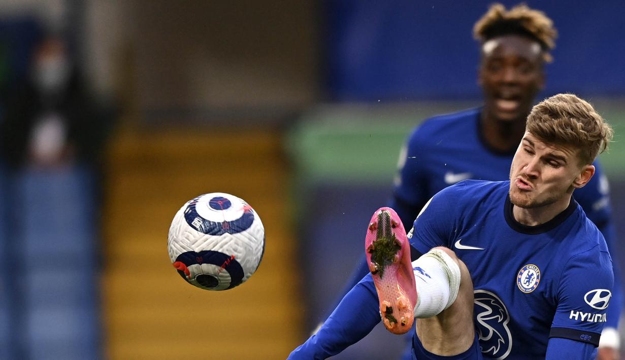 Chelsea sepertinya sudah cukup puas dengan skor 2-0. Mereka pun seolah tak bernafsu lagi untuk menambah gol di sisa waktu yang ada. Hingga peluit panjang, skor itu tak berubah. (Foto: AP/Pool/Justin Setterfield)