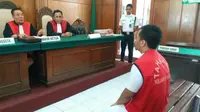 Terdakwa ZA saat menjalani persidangan yang digelar hari ini, Selasa (3/4/2018), di Ruang Tirta 2, Pengadilan Negeri Surabaya. (suarasurabaya.net/Anggi)
