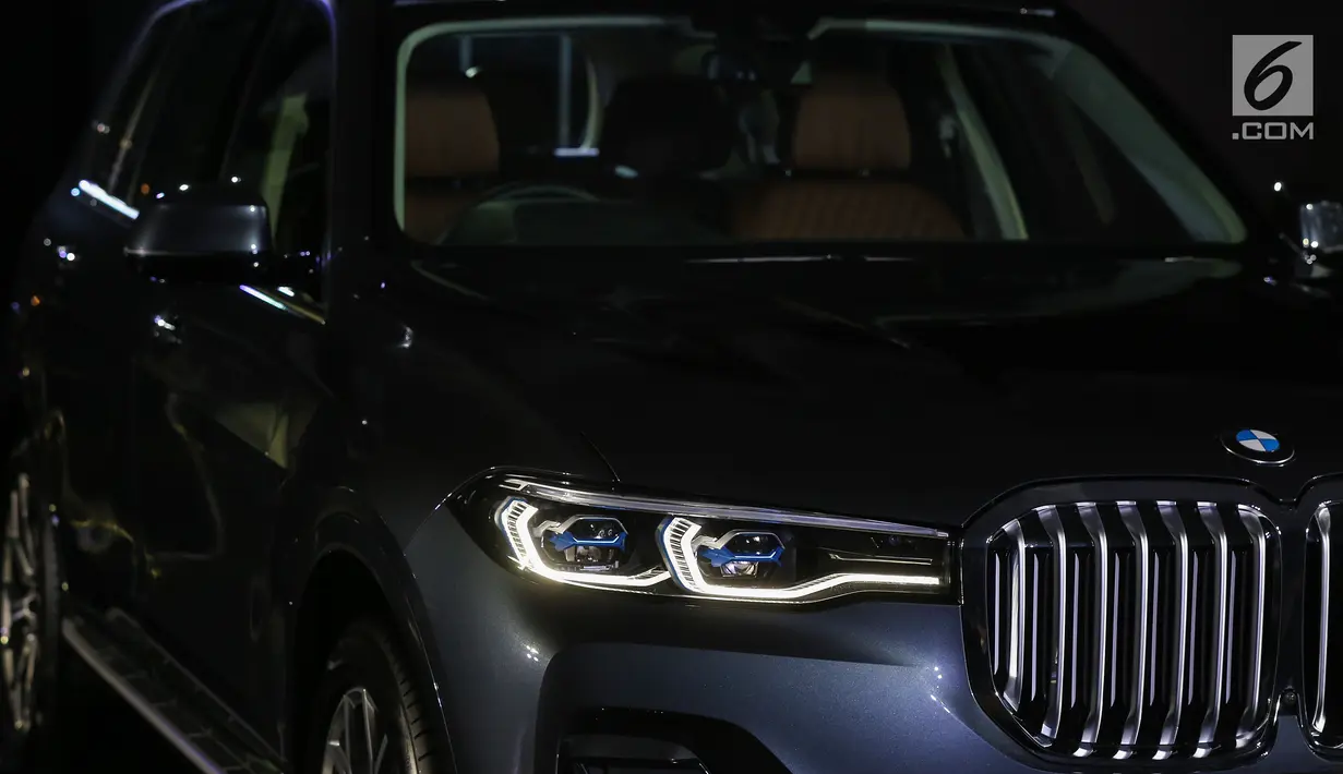 Desain lampu depan mobil First-Ever BMW X7 saat peluncuran di Jakarta, Senin (15/7/2019). BMW Indonesia meluncurkan varian All-New BMW X7 xDrive40i Pure Excellence dilengkapi dengan mesin 6-silinder 3.0-liter BMW TwinPower Turbo bertenaga 340 hp dan torsi hingga 450 Nm. (Liputan6.com/Fery Pradolo)