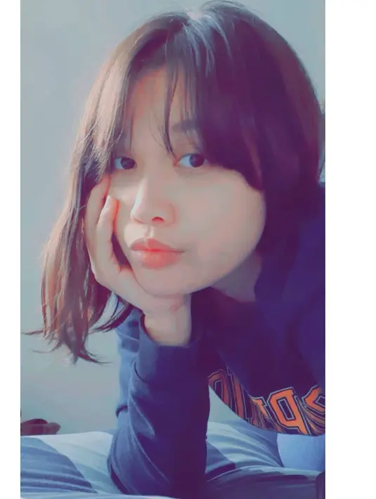 Uniknya di usianya yang kepala tiga, Devi justru terlihat jauh lebih muda. (Instagram @devinov_ig)