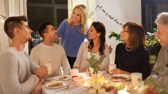 Serius Membicarakan Tanggal Baik untuk Pernikahan