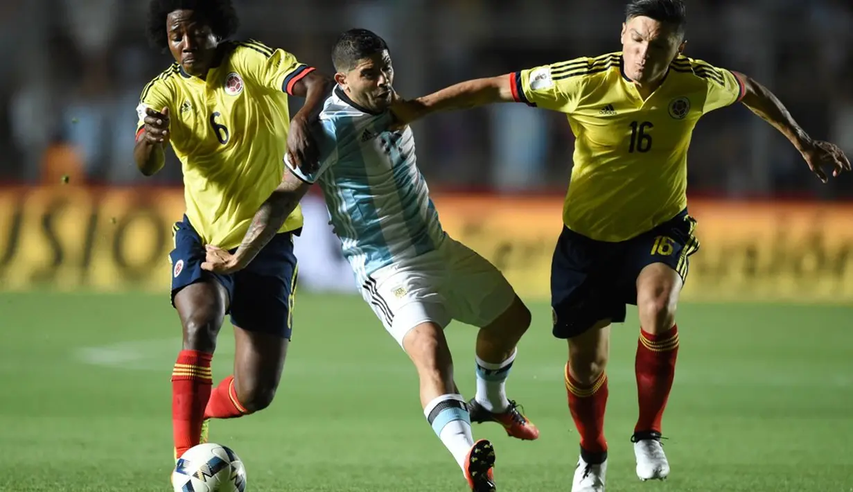 Pemain Argentina, Ever Banega (tengah), berusaha dihentikan pergerakannya oleh pemain Kolombia pada laga kualifikasi Piala Dunia 2018 zona CONMEBOL di Estadio San Juan del Bicentenario, Selasa (15/11/2016). (AFP/Eitan Abramovich)