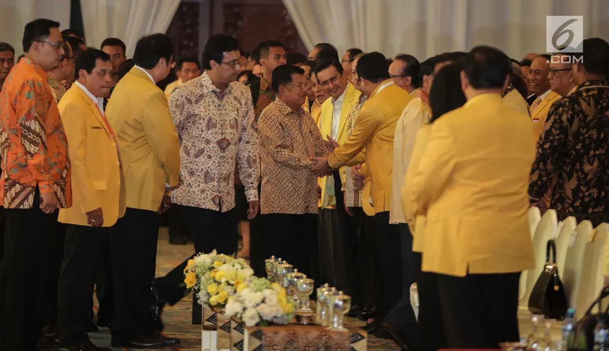 Wakil Presiden Jusuf Kalla menyalami tokoh Golkar saat menghadiri penutupan Munaslub Golkar di Jakarta, Rabu (20/12). Munaslub Golkar tadi pagi mengukuhkan Airlangga sebagai ketum menggantikan Setya Novanto. (Liputan6.com/Faizal Fanani)