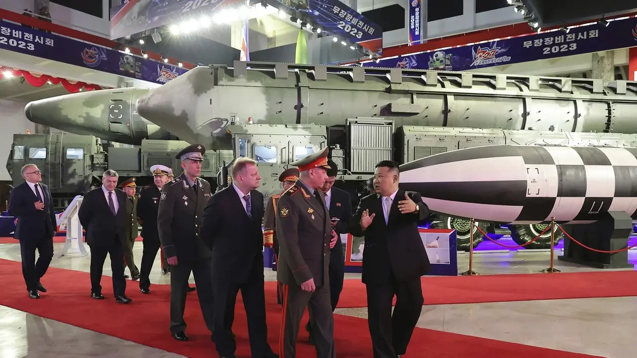 Kim Jong Un Pamer senjata terbaru Korea Utara (Korut) kepada Menteri Pertahanan (Menhan) Rusia Sergei Shoigu pada Rabu 25 Juli 2023. (AP)
