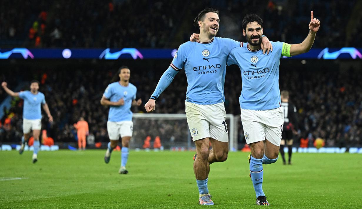 <p>Pemain Manchester City, Ilkay Gundogan melakukan selebrasi bersama rekannya, Kevin De Bruyne setelah mencetak gol keempat timnya ke gawang RB Leipzig pada laga leg kedua 16 Besar Liga Champions 2022/2023 di Etihad Stadium, Manchester, Rabu (15/03/2023). The Cityzens berhasil melaju ke babak perempat final setelah berhasil menang dengan skor 7-0. (AFP/Oli Scarff)</p>