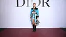 Chiara Ferragni hadir dengan mengenakan koleksi dari Dior Spring-Summer 2022, D-Jungle pop technical coat dari bahan jacquard dipadu serasi dengan shortnya dan blouse putih. Foto: Document/Dior.