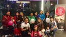 Bahkan pemain yang identik dengan nomor 21 di timnas Indonesia ini juga kerap mengajak keluarga besarnya hangout bersama di pusat perbelanjaan. Para sanak saudara Andik pun tampak terlihat bahagia bisa berkumpul bersama. (Liputan6.com/IG/@andikvermansah)
