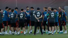 Pelatih baru timnas Spanyol, Fernando Hierro memberikan instruksi kepada para pemainnya selama sesi latihan di Krasnodar, Rusia, Rabu (13/6). Resmi memimpin skuat, Hierro langsung memantau latihan jelang pertandingan kontra Portugal. (AP/Manu Fernandez)