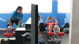 Pebulu Tangkis Indonesia, Greysia Polii dan Nitya Krishinda Maheswari melakukan test Sport Science sebagai persiapan menuju Olympiade Rio De Jeneiro 2016 di Gedung PP ITKON, Satlak Prima, Jakarta, Kamis (07/01/2016). (Bola.com/Nicklas Hanoatubun) 