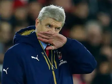 Manajer Arsenal, Arsene Wenger tampak sedih usai laga Southampton vs Arsenal di Stadion St Mary, Inggris, Sabtu (26/12/2015). Arsenal dihajar tuan rumah Southampton dengan skor telak 0-4. (Reuters / Eddie Keogh)