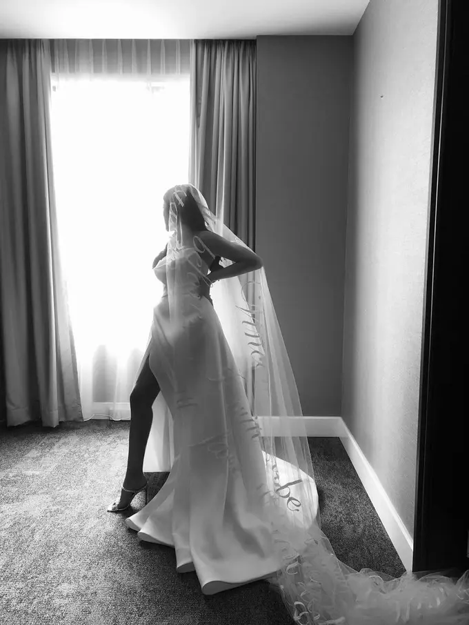 Gaya Elegan Jessica Iskandar dalam balutan Busana Klasik Serba Putih di Momen Pernikahan