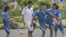 Firman Utina memimpin rekan-rekannya melakukan pemanasan saat latihan ringan di kompleks hotel, Minggu (18/10/2015) pagi WIB. (Bola.com/Vitalis Yogi Trisna)