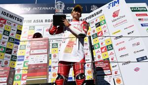 Pembalap Astra Honda Racing Team (AHRT), Fadillah Arbi Aditama, resmi menorehkan prestasi gemilang dengan meraih gelar Juara Asia AP250 pada seri terakhir ARRC 2025 di Buriram, Thailand. Kemenangan ini meneruskan tradisi dominasi CBR250RR sebagai yang terbaik di Asia. (PT. AHM)