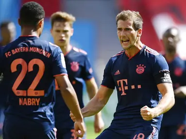 Pemain Bayern Munchen merayakan gol yang dicetak oleh Serge Gnabry ke gawang Bayer Leverkusen pada laga Bundesliga di BayArena, Sabtu (6/6/2020). Bayern Munchen menang 4-2 atas Bayer Leverkusen. (AP/Matthias Hangst)