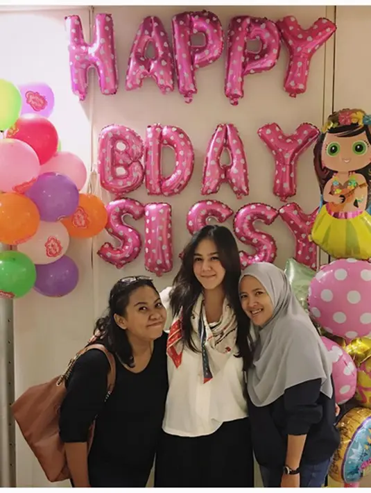 Surprise dari sang suami, Rifat Sungkar yang tadinya membuat hampir sebal berubah menjadi senang. (Instagram/sysiio)