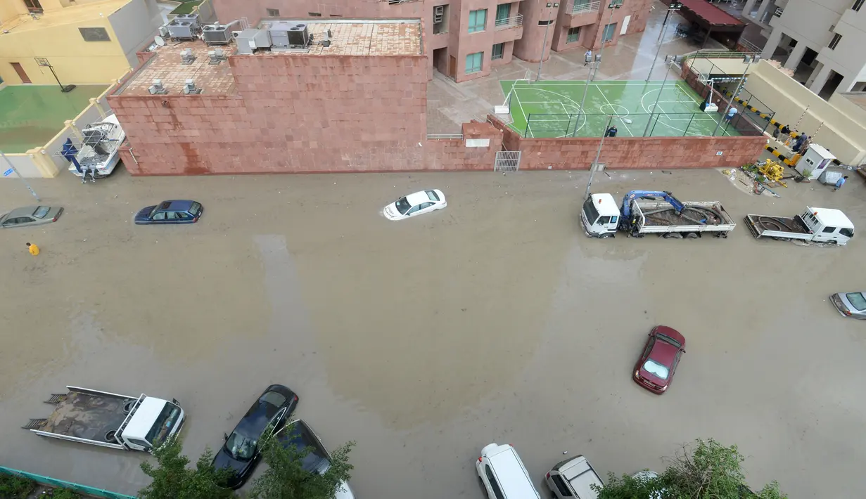 Sejumlah kendaraan terlihat di sebuah jalan yang terendam banjir menyusul hujan lebat di Kegubernuran Mubarak Al-Kabeer, Kuwait (29/11/2020). Hujan lebat melanda Kuwait pada Sabtu (28/11) malam dan Minggu (29/11) pagi waktu setempat. (Xinhua/Asad)